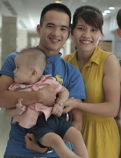 Bố mẹ Tuấn Khang hạnh phúc khi thấy mắt con được hồi sinh