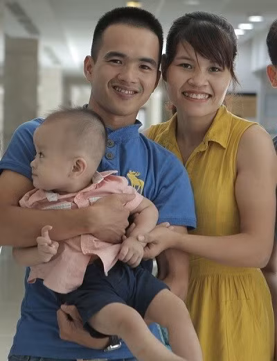 Bố mẹ Tuấn Khang hạnh phúc khi thấy mắt con được hồi sinh