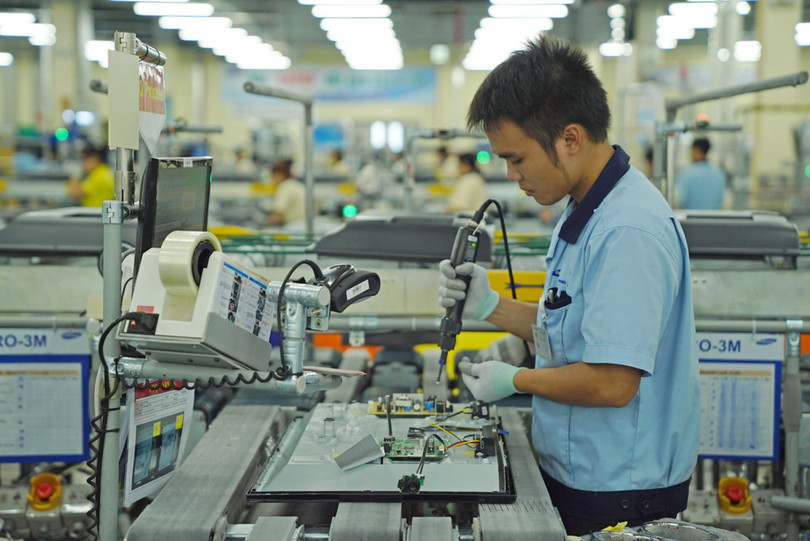 Tiếp theo là khu lắp ráp thành phẩm. Tại đây, màn hình sẽ được chia làm 2 loại theo kích thước, sau đó đi qua khu vực kiểm tra tự động, các công nhân sẽ đóng gói phụ kiện và dán mã vạch cho sản phẩm.