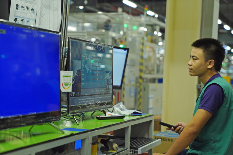 Nhà máy sản xuất TV Samsung lớn thứ 2 thế giới tại VN 16:28 02/05/2017 Samsung SEHC tại TP.HCM là tổ hợp nhà máy sản xuất TV và các thiết bị điện tử gia đình lớn thứ 2 thế giới, với tổng sản lượng chiếm 19% nhà máy Samsung toàn cầu. Nha may san xuat TV Samsung lon thu 2 the gioi tai VN hinh anh 1 Tổ hợp nhà máy Samsung Electronics Ho Chi Minh Complex (SEHC) được khởi công từ giữa năm 2015 và chính thức đi vào hoạt động từ năm 2016. Đây là nhà máy sản xuất màn hình TV và các thiệt bị điện tử gia dụng lớn thứ 2 thế giới của Samsung, sau nhà máy ở Mexico. Nha may san xuat TV Samsung lon thu 2 the gioi tai VN hinh anh 2 Hiện tại, đối với dòng sản phẩm LED, sản lượng sản xuất của SEHC chiếm 19% trong tổng số các nhà máy Samsung toàn cầu . Trung bình sẽ có khoảng 1,1 triệu sản phẩm được xuất xưởng trong một tháng. Nha may san xuat TV Samsung lon thu 2 the gioi tai VN hinh anh 3 Bên trong nhà máy sản xuất được chia làm 3 khu riêng biệt: khu vực sản xuất màn hình tinh thể lỏng (LCM), k hu vực lắp ráp thành phẩm và khu kiểm tra chất lượng. Nha may san xuat TV Samsung lon thu 2 the gioi tai VN hinh anh 4 Toàn bộ công nhân trong khu LCM phải mặc đồng phục chống tĩnh điện, đeo găng tay, khẩu trang. Nhiệt độ luôn được duy trì ở mức 20-24 độ C. Theo Samsung, 70% giá trị của một chiếc TV là màn hình và 70% giá trị của màn hình chính là tấm nền tinh thể lỏng, do đó điều kiện sản xuất phải cực kỳ nghiêm ngặt. Nha may san xuat TV Samsung lon thu 2 the gioi tai VN hinh anh 5 Tiếp theo là khu lắp ráp thành phẩm. Tại đây, màn hình sẽ được chia làm 2 loại theo kích thước, sau đó đi qua khu vực kiểm tra tự động, các công nhân sẽ đóng gói phụ kiện và dán mã vạch cho sản phẩm. Nha may san xuat TV Samsung lon thu 2 the gioi tai VN hinh anh 6 Trong công đoạn lắp ráp sẽ có một khâu kiểm tra lại các lỗi của sản phẩm trước khi đóng gói. Nha may san xuat TV Samsung lon thu 2 the gioi tai VN hinh anh 7 Kỹ thuật viên của nhà máy sẽ kiểm tra ngẫu nhiên một chiếc TV nào đó để rà soát lại xem sản phẩm có bị lỗi gì không trước khi sản phẩm được đưa ra thị trường.