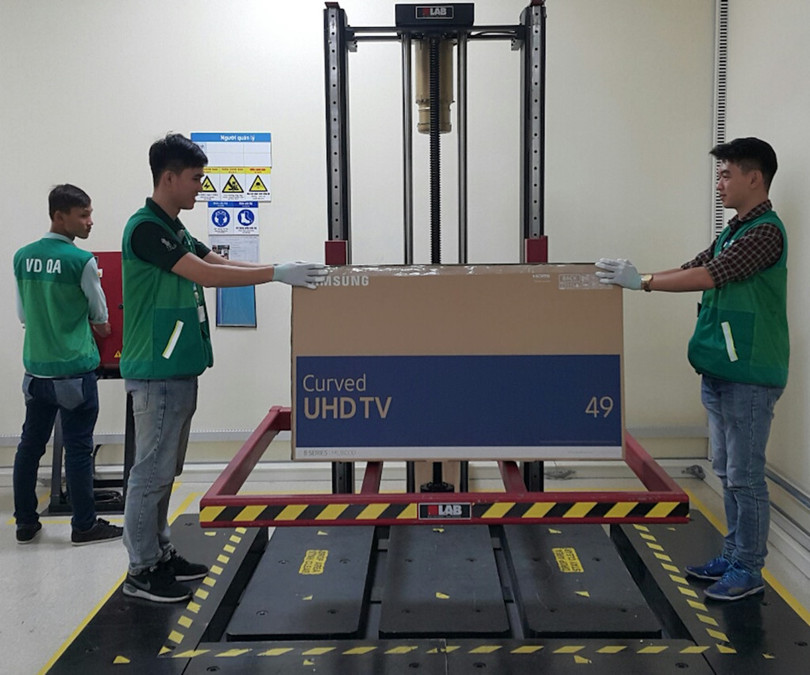 TV cũng được kiểm tra để tuân thủ các tiêu chuẩn quốc tế và Việt Nam về yêu cầu tương thích điện từ (EMC), tiêu chuẩn tiết kiệm năng lượng (Energy). Sản phẩm cũng phải đảm bảo an toàn cho người tiêu dùng qua các bước và xác nhận sản phẩm đạt chuẩn an toàn với yếu tố xả tĩnh điện (ESD), rò rỉ điện thế cao (Hi-pot ).