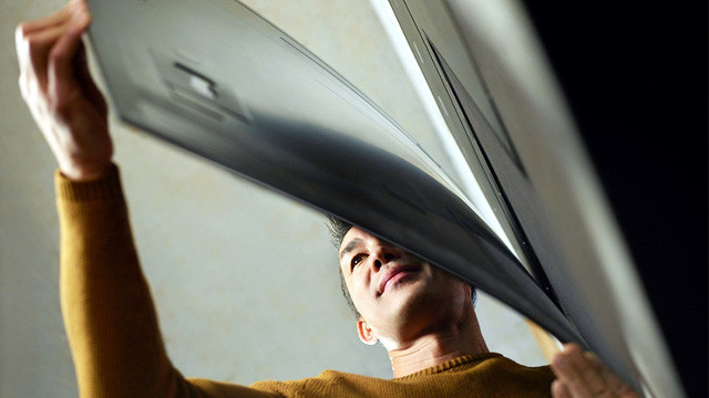 Công nghệ OLED cho phép LG chế tạo ra TV dán tường đầu tiên trên thế giới.