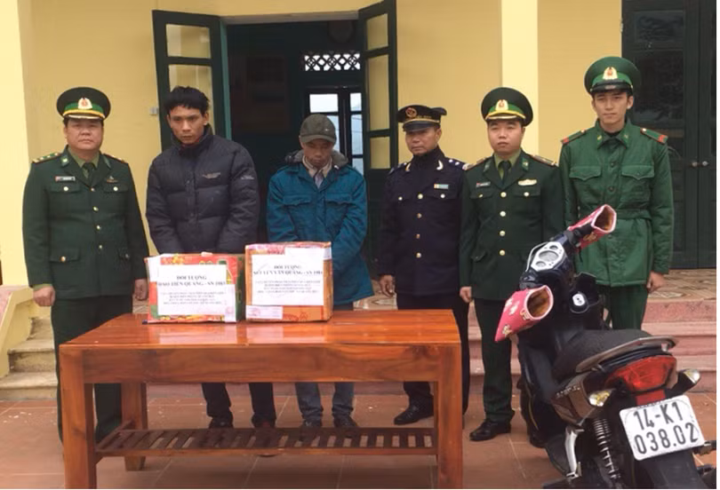 Hải quan Bắc Phong Sinh phối hợp với lực lượng Biên phòng trên địa bàn phát hiện, bắt giữ 2 đối tượng vận chuyển trái phép pháo nổ.