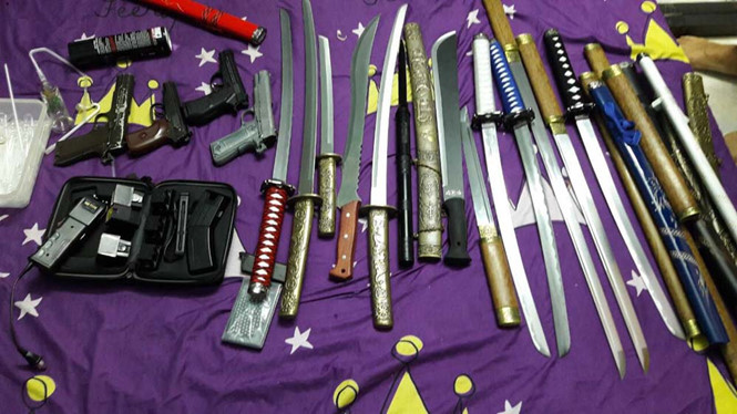 Công an thu giữ tang vật trong một đường dây mua bán vũ khí bị triệt phá 
