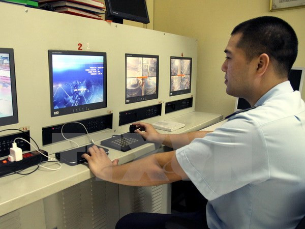 Kiểm tra hành lý bằng hệ thống camera giám sát. (Ảnh: Hoàng Hùng/TTXVN) 