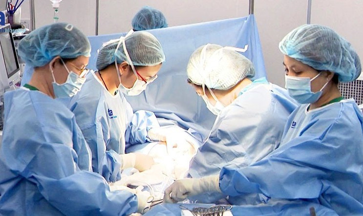 Bé gái 12 tuổi sinh con trai sau khi bị kẻ xấu xâm hại