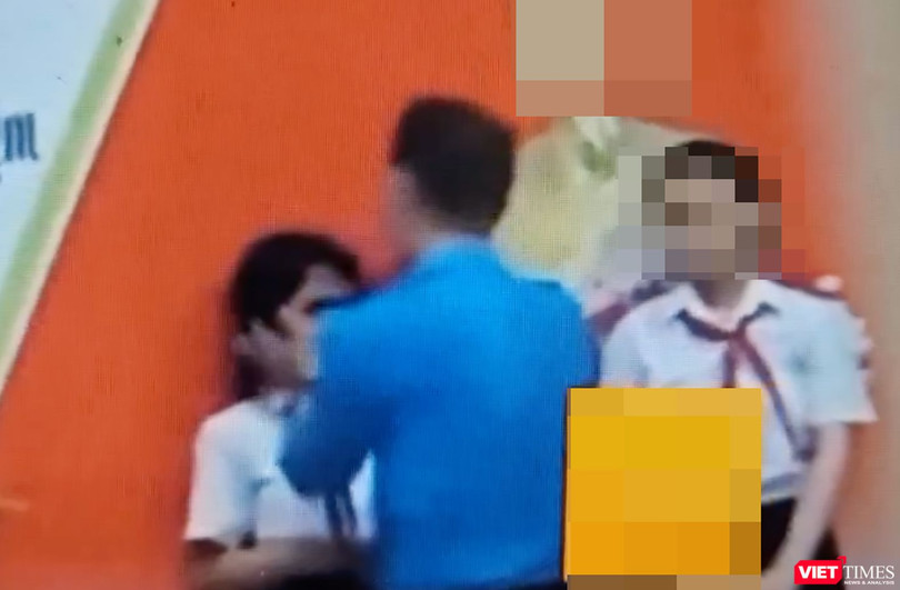 Cán bộ trường THCS Nguyễn Thiện Thuật có hành động lạ với hai nữ sinh (ảnh chụp lại từ clip)
