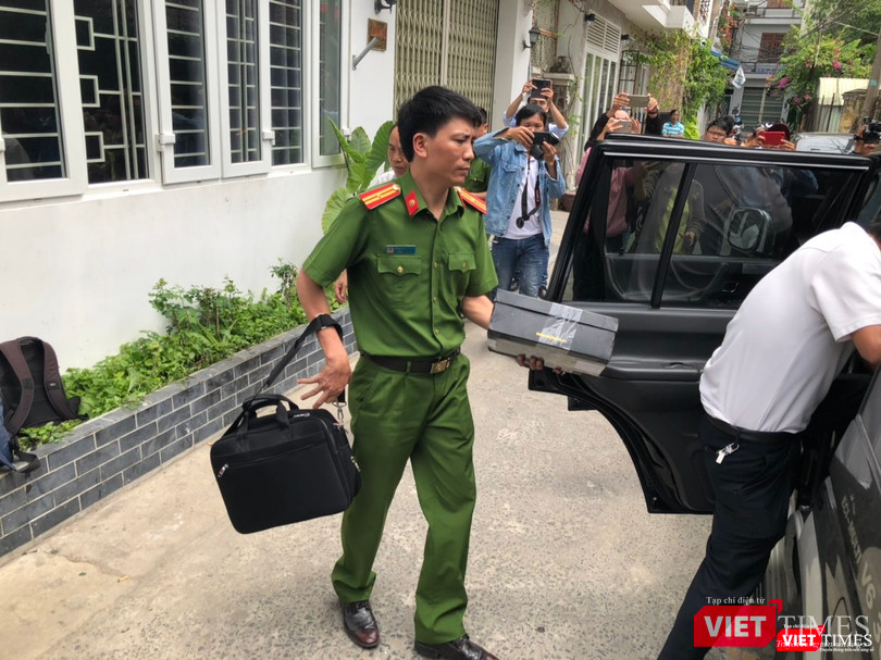 Khám xét nhà cựu Chủ tịch TP. Đà Nẵng: Công an thu giữ 1 máy tính và nhiều tài liệu ảnh 9