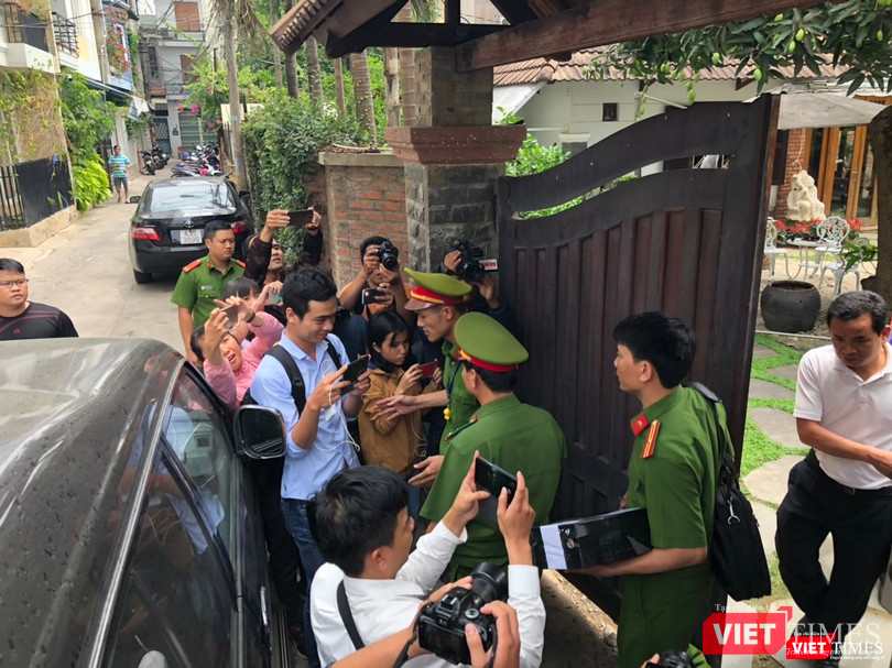 Khám xét nhà cựu Chủ tịch TP. Đà Nẵng: Công an thu giữ 1 máy tính và nhiều tài liệu ảnh 5