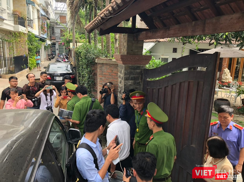 Khám xét nhà cựu Chủ tịch TP. Đà Nẵng: Công an thu giữ 1 máy tính và nhiều tài liệu ảnh 6