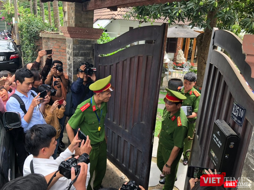 Khám xét nhà cựu Chủ tịch TP. Đà Nẵng: Công an thu giữ 1 máy tính và nhiều tài liệu ảnh 4