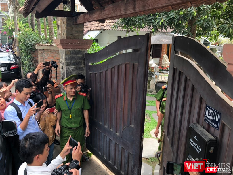 Khám xét nhà cựu Chủ tịch TP. Đà Nẵng: Công an thu giữ 1 máy tính và nhiều tài liệu ảnh 3