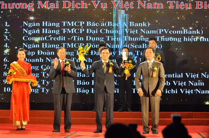 Đại diện của SeaBank nhận giải