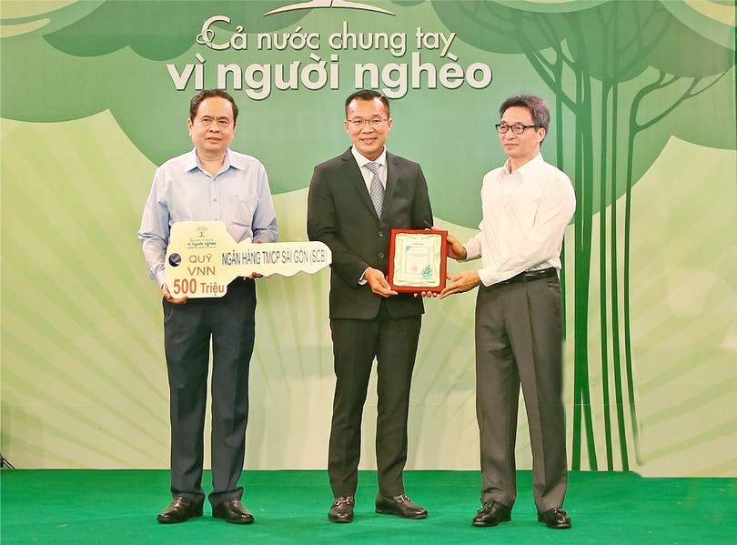 Phó Thủ tướng Vũ Đức Đam và Chủ tịch Ủy ban Trung ương MTTQ VN Trần Thanh Mẫn nhận ủng hộ Quỹ "Vì người nghèo" từ đại diện SCB - Ông Hoàng Minh Hoàn, Phó Tổng Giám đốc thường trực SCB.