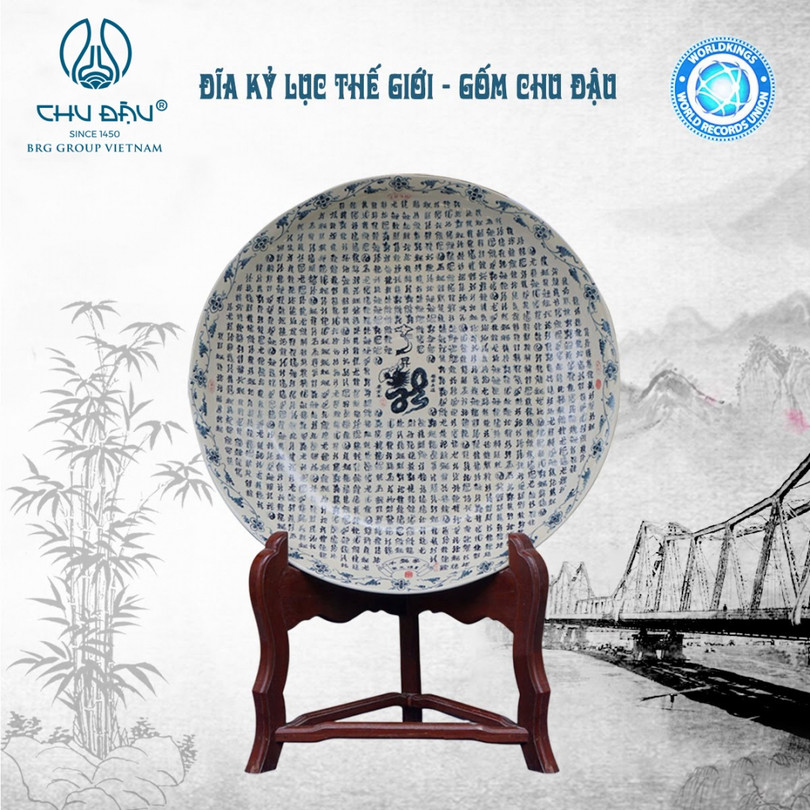 Đĩa gốm Chu Đậu 1.000 chữ Long viết bằng thư pháp có đường kính 1,2 m được làm hoàn toàn bằng phương pháp thủ công