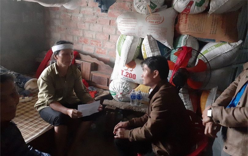 Đại diện SCB trao phần tiền ủng hộ gia đình em Hoàng Trọng Quân (sinh năm 2005, trú tại thôn Nam Thắng, xã Thạch Thắng, huyện Thạch Hà). Em Quân đã bị đuối nước trong đợt lũ vừa qua.