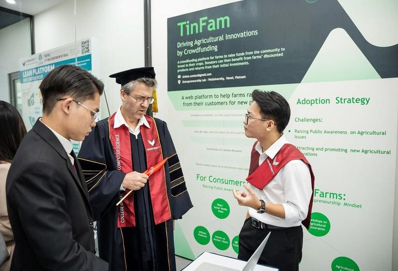 TinFarm, được sáng lập bởi Trần Quốc Bảo, sinh viên Viện Kỹ thuật và Khoa học máy tính VinUni, là một nền tảng hỗ trợ gọi vốn cộng đồng cho các dự án phát triển nông nghiệp sạch. Tinfarm kết nối trực tiếp người nông dân với các doanh nghiệp chế biến/phân phối sản phẩm nông/thủy sản, nhằm tối ưu nhu cầu, tối ưu chi phí vận hành, vận chuyển. TinFarm, được sáng lập bởi Trần Quốc Bảo, sinh viên Viện Kỹ thuật và Khoa học máy tính VinUni, là một nền tảng hỗ trợ gọi vốn cộng đồng cho các dự án phát triển nông nghiệp sạch. Tinfarm kết nối trực tiếp người nông dân với các doanh nghiệp chế biến/phân phối sản phẩm nông/thủy sản, nhằm tối ưu nhu cầu, tối ưu chi phí vận hành, vận chuyển.