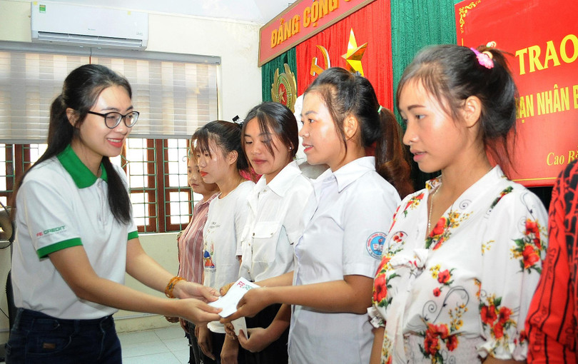 Đại điện FE CREDIT động viên, chia sẻ với gia đình, nạn nhân bị mua bán người, tại Cao Bằng