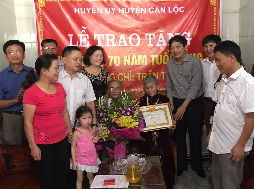 Bà Trần Thị Quỳ trong Lễ đón nhận "Huy hiệu 70 năm tuổi Đảng". Ảnh: Quang Trần.