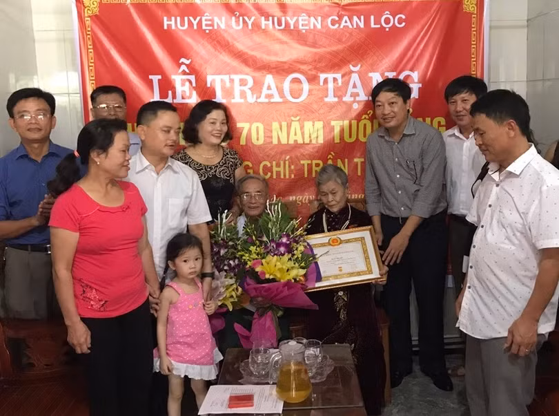 Bà Trần Thị Quỳ trong Lễ đón nhận "Huy hiệu 70 năm tuổi Đảng". Ảnh: Quang Trần.