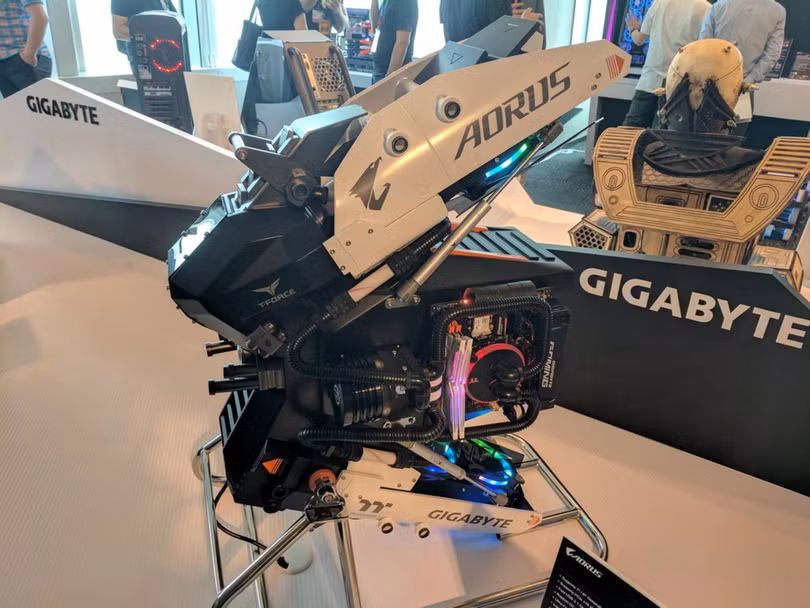 Tác phẩm Aorus của Suchao Prowphong dựa trên một con tàu giả tưởng. Những ống dẫn nhiên liệu phát sáng trông thật đẹp. Nhung mau may tinh do cuc doc tai Computex 2017 hinh anh 7