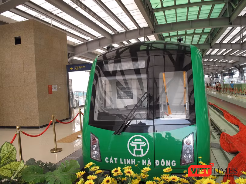 Đầu tàu Tuyến đường sắt Cát Linh - Hà Đông tại triển lãm.