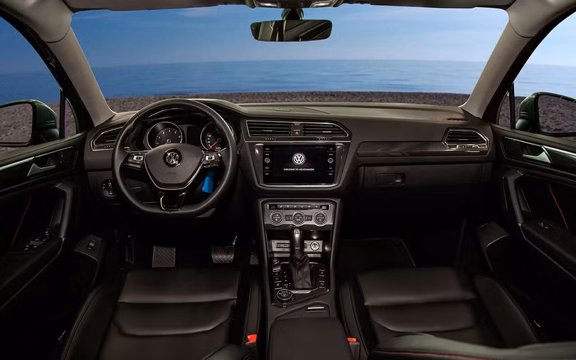 Nội thất của VW Tiguan Allspace 2018 dù được thiết kế hiện đại nhưng vẫn còn khá nhiều nút bấm.