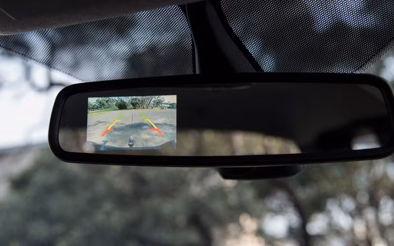 Camera lùi trên gương chiếu hậu.