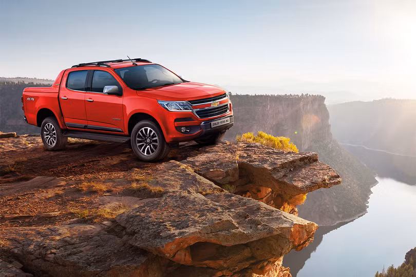 Chevrolet Colorado có tới 6 phiên bản từ dẫn động 1 cầu cho tới 2 cầu cùng hộp số tự động và số sàn 6 cấp để ngườ tiêu dùng lựa chọn.