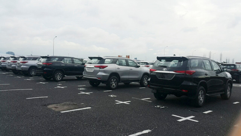 Lô Toyota Fortuner đầu tiên cập cảng Hiệp Phước (TP. Hồ Chí Minh) với số lượng 550 xe. (Ảnh: Báo Giao thông)