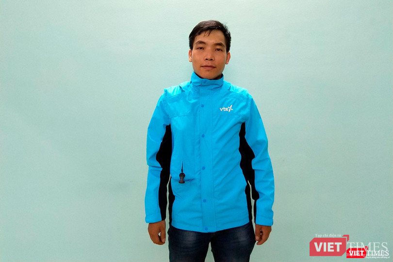 Anh Nguyễn Văn Long giới thiệu về chiếc áo bảo hiểm có túi khí hoàn toàn thời trang và mặc như một chiếc áo chống nắng. Anh Nguyễn Văn Long giới thiệu về chiếc áo bảo hiểm có túi khí hoàn toàn thời trang và mặc như một chiếc áo chống nắng.