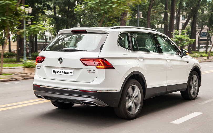 VW Tiguan Allspace 2018 nổi bật với các đường nét cứng cáp, bề thế và thể thao. VW Tiguan Allspace 2018 nổi bật với các đường nét cứng cáp, bề thế và thể thao.