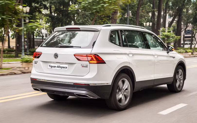 VW Tiguan Allspace 2018 nổi bật với các đường nét cứng cáp, bề thế và thể thao.