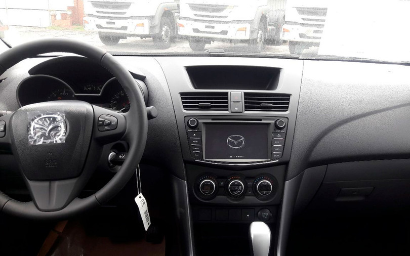 Tại Việt Nam, Mazda BT-50 2018 lần đầu tiên được trang bị màn hình DVD trung tâm.