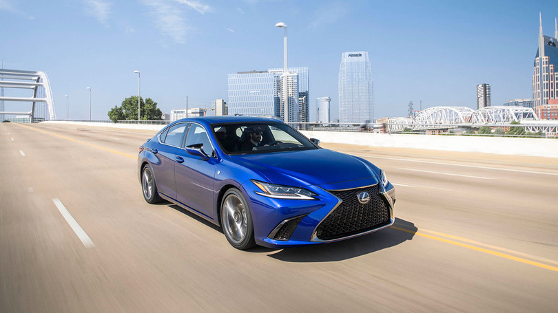 Kích thước tổng thể Lexus ES 2019 đã gần ngang ngửa với mẫu sedan cỡ lớn Toyota Avalon. (Ảnh: Lexus)