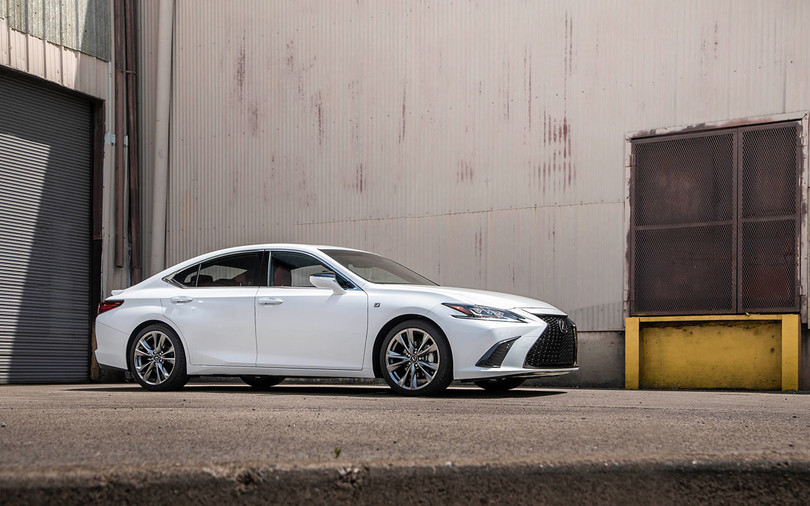 Lần đầu tiên dòng Lexus ES có thêm tùy chọn phiên bản F Sport.