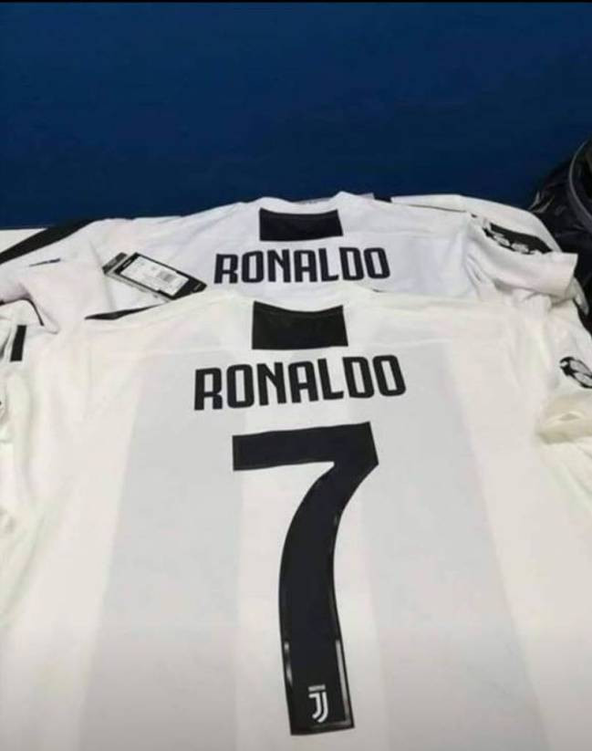 Chiếc áo đấu của Juventus đã được in tên Ronaldo cho thấy gần như chắc chắn cầu thủ này sẽ về với CLB thành Turin. (Ảnh: AS.com)