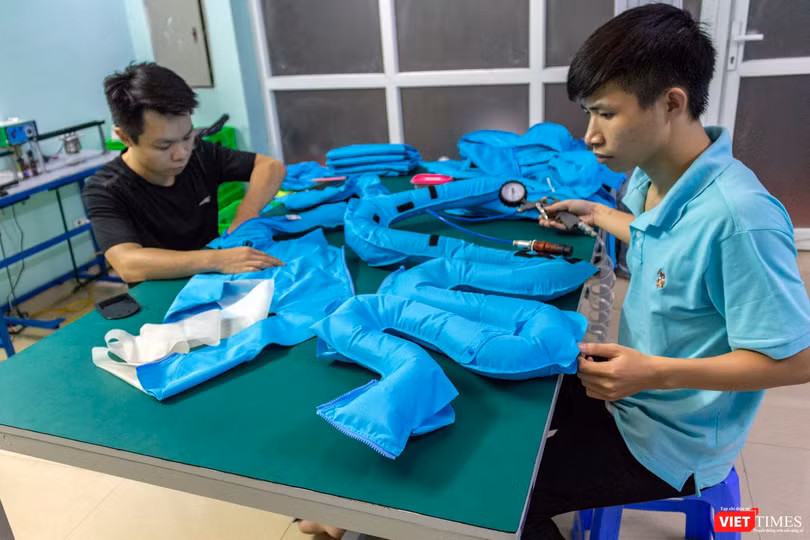 Các quá trình thiết kế và kiểm tra độ hoàn thiện của chiếc áo bảo hiểm đều được thực hiện nghiêm ngặt để đạt được độ chính xác và tránh xảy ra ít lỗi nhất.