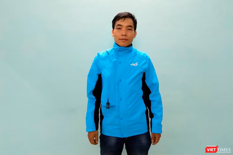 Anh Nguyễn Văn Long giới thiệu về chiếc áo bảo hiểm có túi khí hoàn toàn thời trang và mặc như một chiếc áo chống nắng.