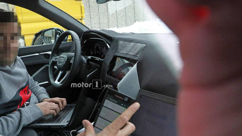 Hình ảnh chụp trộm nội thất của Audi Q3 thế hệ mới khi đang chạy thử (Ảnh: Motor1) Hình ảnh chụp trộm nội thất của Audi Q3 thế hệ mới khi đang chạy thử (Ảnh: Motor1)