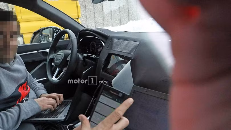 Hình ảnh chụp trộm nội thất của Audi Q3 thế hệ mới khi đang chạy thử (Ảnh: Motor1)