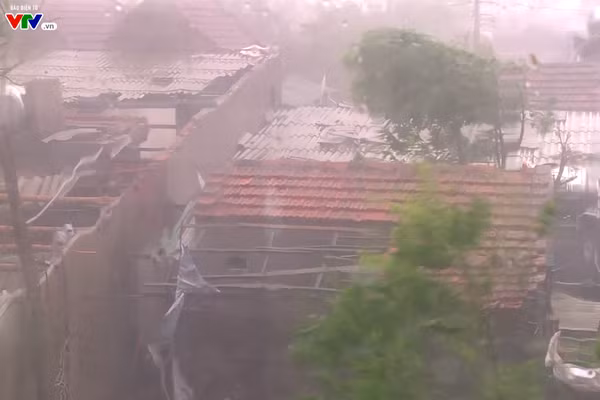 Rất nhiều ngôi nhà bị tốc mái do ảnh hưởng của bão số 10 - Ảnh: VTV