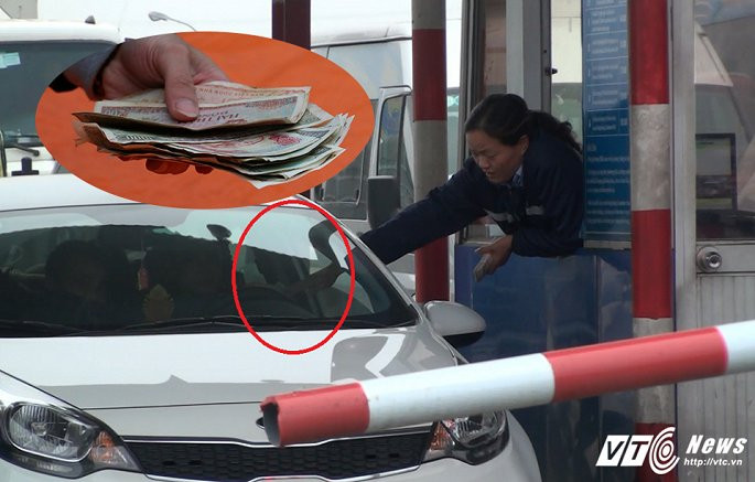 Tài xế dùng tiền lẻ mua vé qua trạm thu phí số 1 quốc lộ 5 sáng 11/12. ​