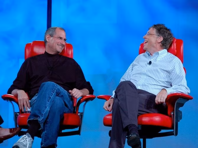 Bill Gates (phải) và Steve Jobs lúc sinh thời.