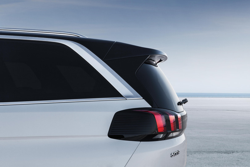 Hệ thống đèn trước lẫn đèn sau Full-Led, điều chỉnh góc tự động