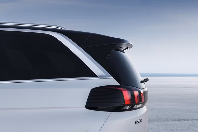 Hệ thống đèn trước lẫn đèn sau Full-Led, điều chỉnh góc tự động