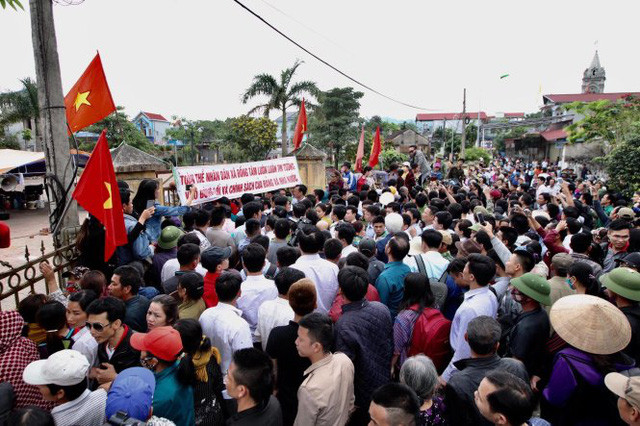 Hàng trăm người dân tập trung tại Nhà văn hóa thôn Hoành khi chủ tịch TP về đối thoại - Ảnh: NGUYỄN KHÁNH