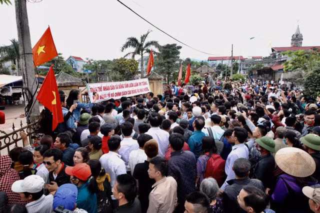 Hàng trăm người dân tập trung tại Nhà văn hóa thôn Hoành khi chủ tịch TP về đối thoại - Ảnh: NGUYỄN KHÁNH