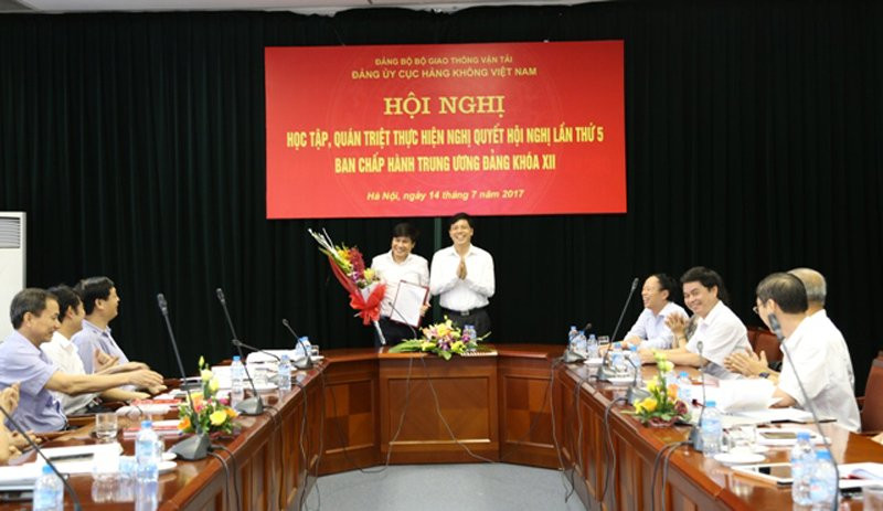 Ông Đinh Việt Thắng nhận quyết định . Ảnh: Cục hàng không Việt Nam