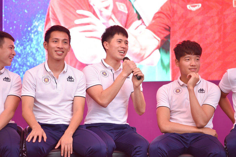 Đình Trọng ngượng ngùng trước câu hỏi khó của fan nữ